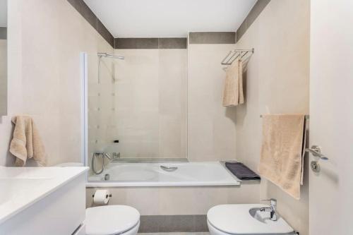 卡拉德费斯特拉特Casa Claire的带浴缸、卫生间和盥洗盆的浴室