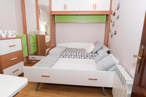 菲尼斯特雷VelayLi - Apartamento en el centro de Finisterre的一间带一张床和一个衣柜的小卧室