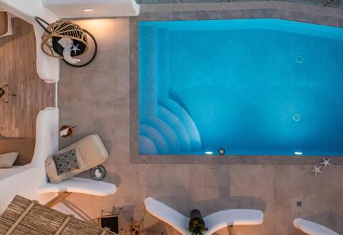 阿吉奥斯普罗科皮奥斯Naxos Contelibro的一间带大型蓝色游泳池的浴室