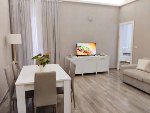 奥托纳Abruzzo Holiday的客厅配有电视、桌子和沙发