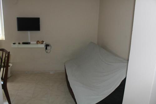 明德卢SAM House的小房间设有床和电视