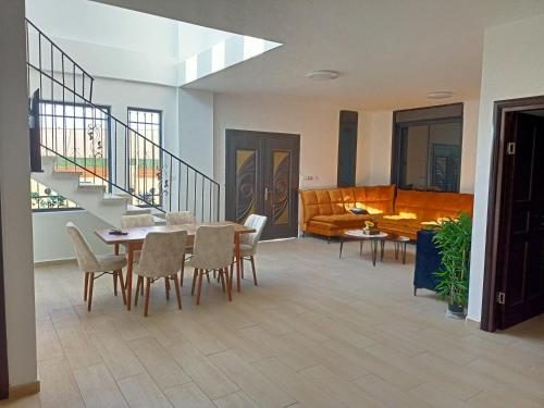杰里科Al bader villa的客厅配有桌椅和沙发