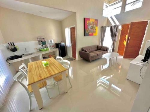 普拉亚Batujai House的客厅配有桌椅和沙发