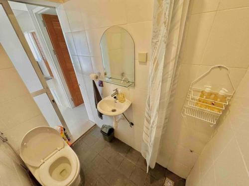 普拉亚Batujai House的一间带卫生间和水槽的小浴室