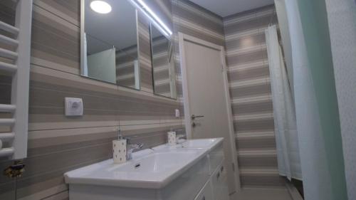 贝尔格莱德Stella Di Notte VIP的浴室设有白色水槽和镜子