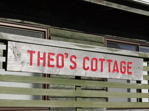 怀卡奈Theo's Cottage的建筑一侧的标牌上写着咖啡