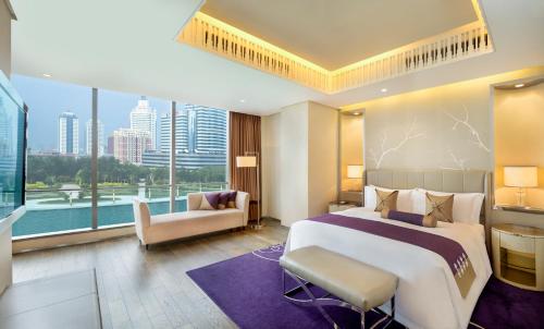 天津天津瑞吉金融街酒店的一间酒店客房,设有一张大床和一个大窗户