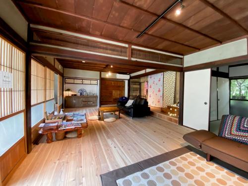 Mitarai跳びしまBASE的客厅铺有木地板,配有沙发