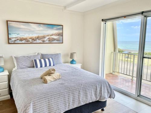 扬巴Pippi Beach Penthouse的一间卧室设有一张床,享有海景