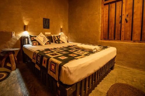 达瓦拉维私人有机生活住宿加早餐旅馆的一间卧室配有一张大床,床上有毯子