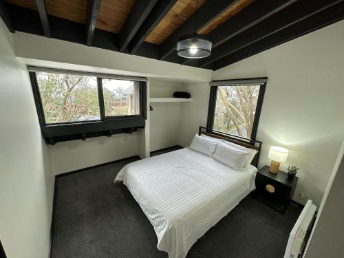 福尔斯克里克High Plains 5的卧室配有白色的床和2扇窗户。
