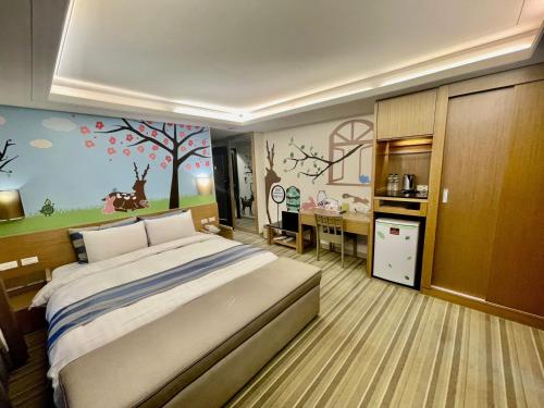 Changhua County晨阳文旅的一间卧室配有一张床、一间厨房和一张桌子
