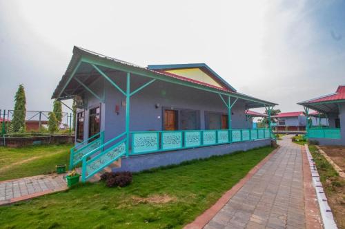 KhāpaWOWSTAYZ Dream View Heritage的绿色和蓝色的房子