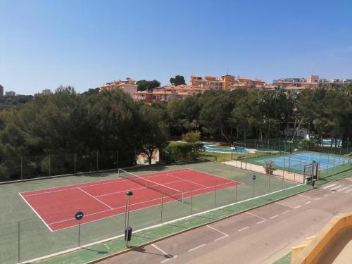 坎波阿莫Campoamor Seaview的网球场的顶部景观