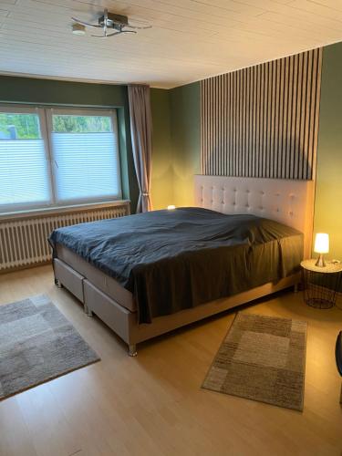 BerlingenEifelhaus LandLuft mit Infrarotkabine的带2扇窗户的客房内设有1间带1张大床的卧室