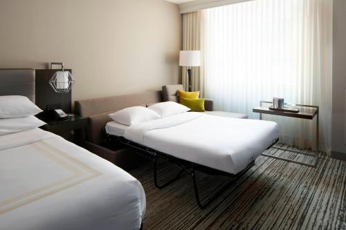 都柏林Marriott Columbus Northwest的酒店客房设有两张床和窗户。