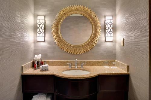 查尔斯顿查尔斯顿万豪酒店 的一间带水槽和镜子的浴室