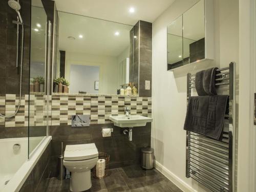 布里斯托波特兰威尔公寓的一间带卫生间和水槽的浴室