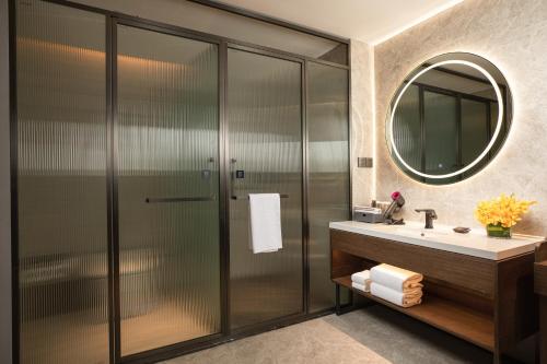 深圳深圳车公庙逸扉酒店的带淋浴、盥洗盆和镜子的浴室