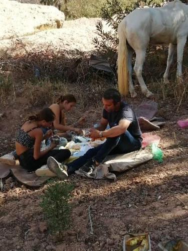 奥瑞尔Agadir aourir maroc的一群人坐在地上,骑着马