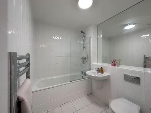 BelvedereModern 2 bed 2 bath Flat Close to Train station的浴室配有卫生间、盥洗盆和淋浴。