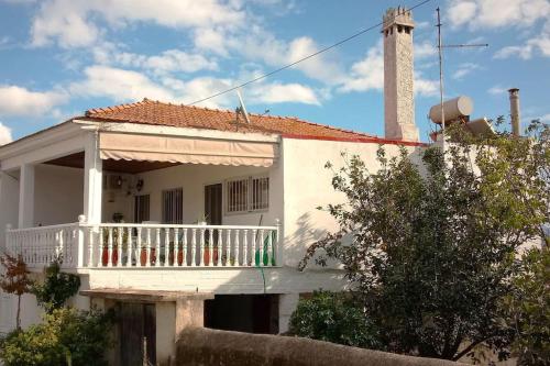 ValíraPerfect Central Base for Exploring Messinian Region - Village House的带阳台和烟 ⁇ 的白色房屋