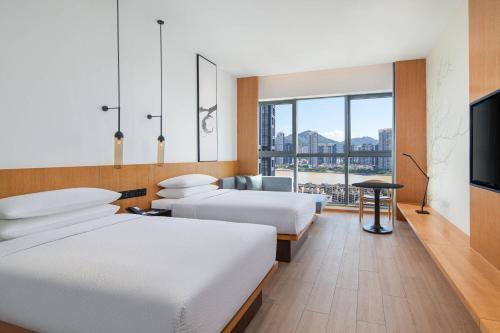 珠海珠海万枫酒店的酒店客房设有两张床和一台平面电视。