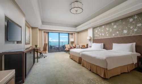 海口海口国宾馆（雅高集团管理）的酒店客房设有两张床和一台平面电视。