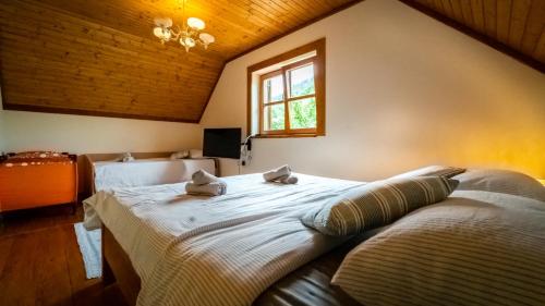 代尔尼采Holiday House Sofia的一间卧室配有一张带两个枕头的床