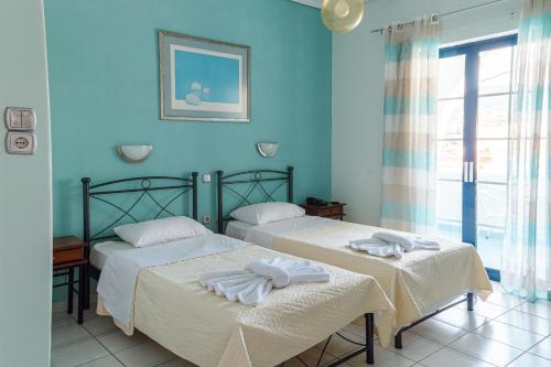 索瓦拉米斯哈拉酒店的蓝色墙壁客房的两张床