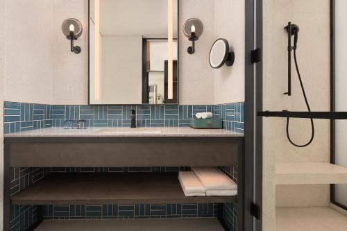 天津国家会展中心天津福朋喜来登酒店的一间带水槽和镜子的浴室