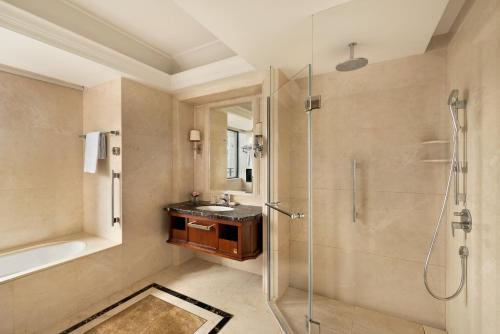 海口海口国宾馆（雅高集团管理）的带淋浴、盥洗盆和浴缸的浴室