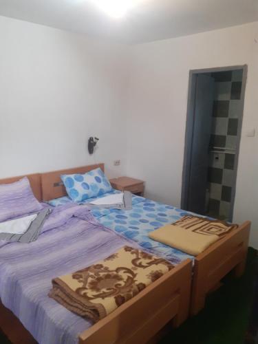 皮罗特Stara planina, smestaj Ćirković的一间卧室配有一张带蓝色棉被的床
