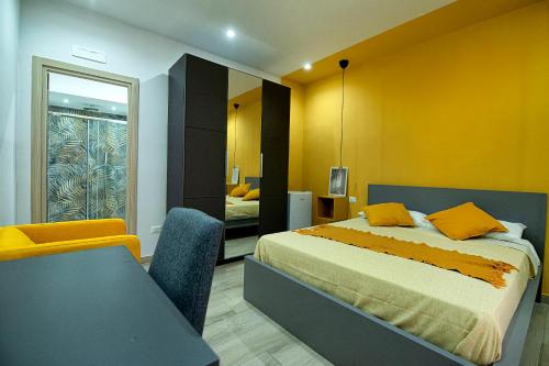福尔米亚Domus Martì的一间卧室设有一张床和黄色的墙壁