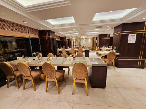 MidyatAsur Imperıal Hotel的大型用餐室配有桌椅