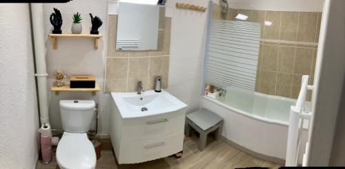 维莱福尔Petite maison VILLEFORT的浴室配有盥洗盆、卫生间和浴缸。