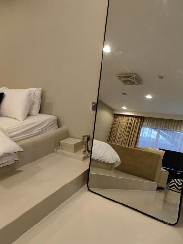迪拜Villa 29 Suite A - Home Vacation的一张床铺和一张沙发的镜子