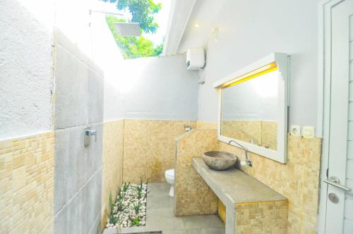吉利阿尔Follow Your Dreams Gili Air的一间带水槽和卫生间的浴室