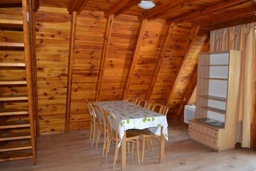 谢拉库夫Nowa Holandia的木墙客房内的桌椅