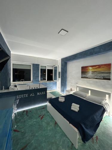 塔兰托Suite al mare的一间设有床铺的卧室,位于一间拥有蓝色墙壁的房间