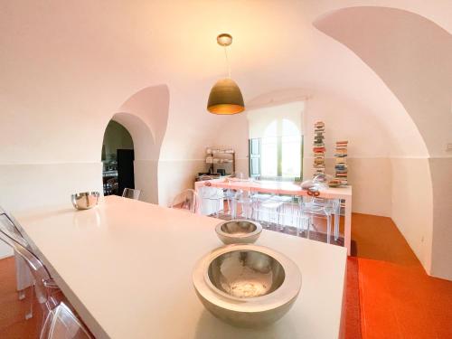恩纳La Casa del Poeta Enna - Pergusa的一间位于客房中间的带卫生间的浴室