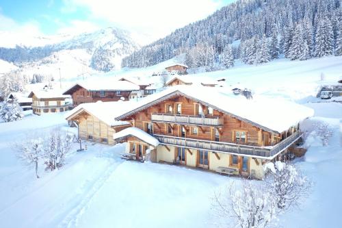 圣母贝莱克La Ferme des Georgières "Séjour en tout compris"的雪地小木屋