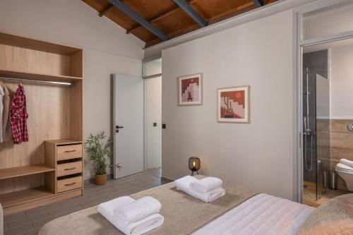 考瑙皮迪亚纳Natura Hill Villa III Sunset View的一间带大床的卧室和一间浴室