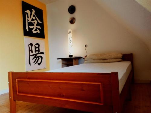 舍姆贝格Zimmer in Nordschwarzwald的一间卧室配有一张带木脚板的床