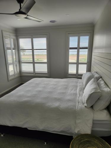 亚勒旺加Bullseye的卧室设有一张带窗户的白色大床