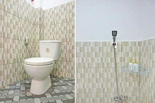 BanjarbaruOYO 92518 De Luna Hotel的瓷砖客房内的卫生间