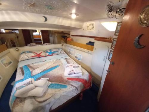 伊斯基亚Barca deliziosa的小房间,船上有床