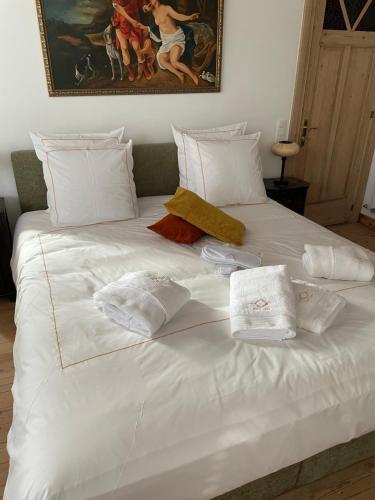 奥斯坦德Circa 1929的白色的床,上面有毛巾