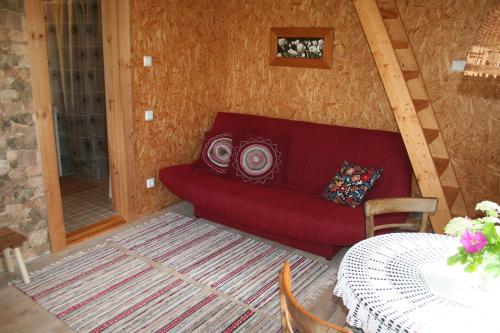 Türju rannamaja的客厅配有红色的沙发和桌子