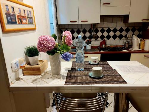 弗罗西诺内Delizioso appartamento Frosinone centro storico的厨房柜台上摆放着鲜花桌